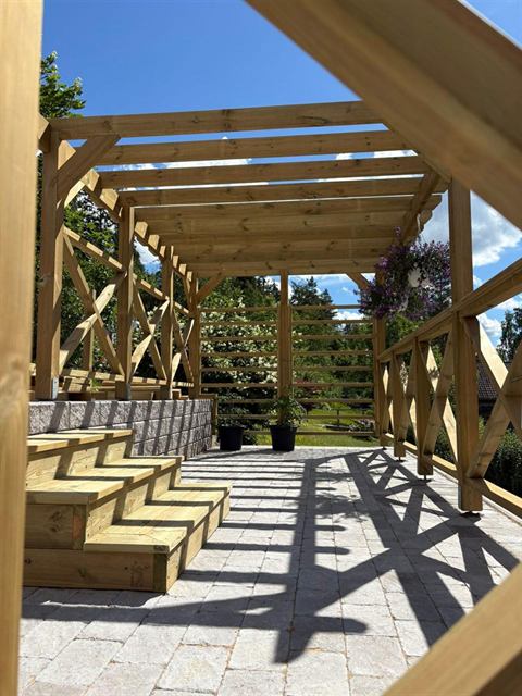Pergola i trä med trätrappa